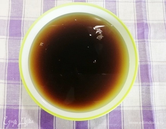 Смешиваем воду с соевым соусом.