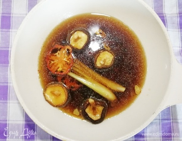 Заливаем содержимое сотейника водой с соевым соусом. Варим в течение 15 минут после закипания.