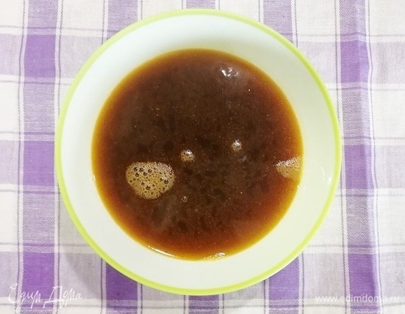 Процеживаем бульон, пробуем на соль. При необходимости солим, перчим. Ориентируйтесь на свой вкус.