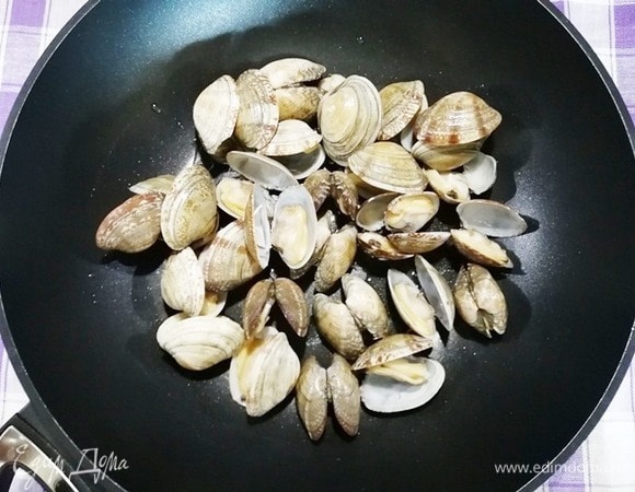 Вонголе выкладываем в сковороду.