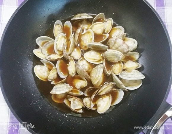 Вливаем ароматный бульон и тушим 4 минуты.