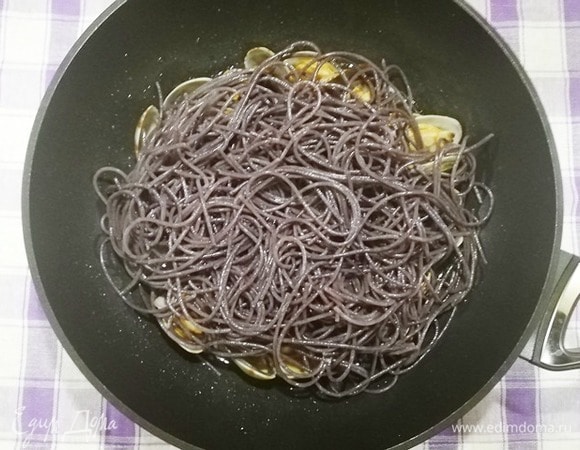 Добавляем заранее отваренную лапшу.
