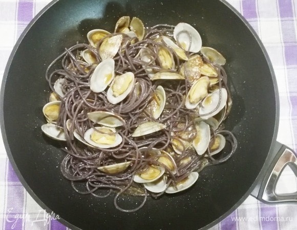 Перемешиваем и тушим еще 2 минуты.