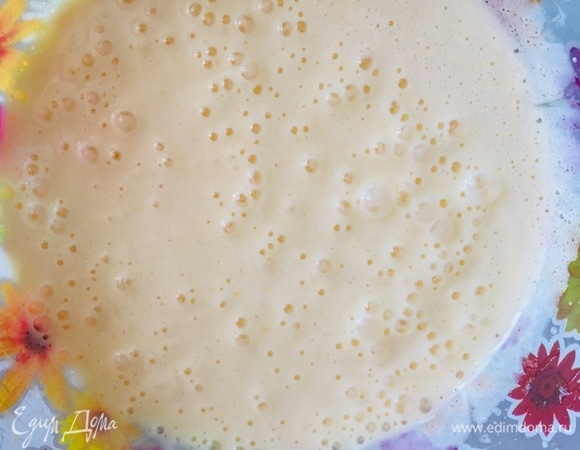 Туда же добавить простоквашу и еще раз взбить до появления пузырьков.