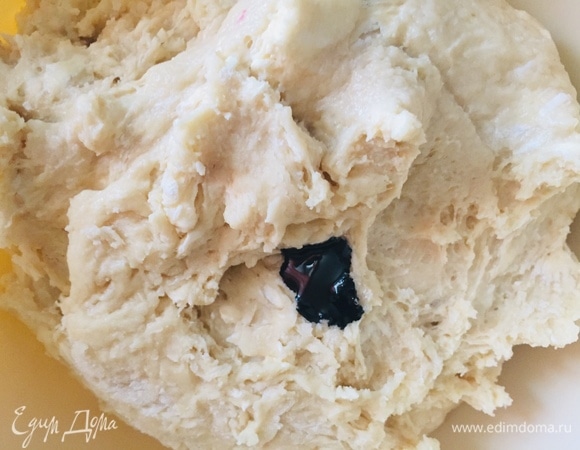 Разделяем тесто на 2 части, в одну часть добавляем темный краситель.