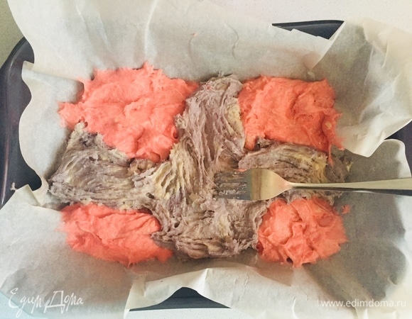 Застилаем форму пищевой бумагой и выкладываем вилкой или ложкой тесто цветами вразнобой. На розовый — серый, на серый — розовый, и так до конца.