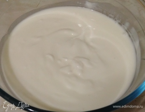 Кефир перелить в жаропрочную посуду.