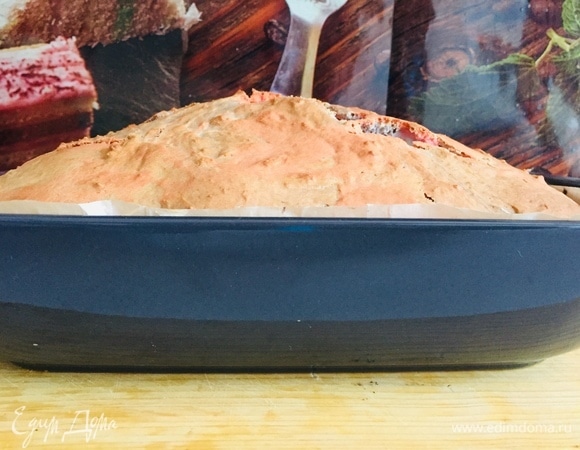 В разогретую духовку ставим бисквит на 30–40 минут. Выпекать при 180°C.