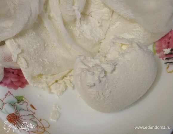 Дать полностью стечь сыворотке.