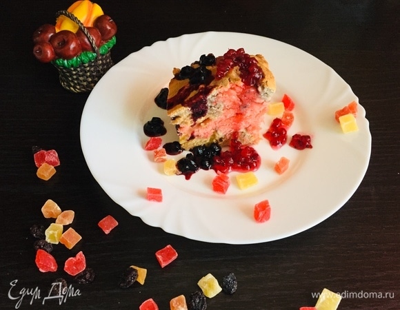 Мы очень любим есть бисквит с добавлением варенья, красной и черной смородины. Варенье придает кислинку, что становится невероятно вкусно. Приятного аппетита!