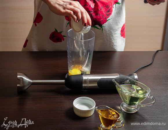 Разбейте одно яйцо комнатной температуры в высокий стакан. Туда же положите горчицу, соль, сахар и влейте уксус.