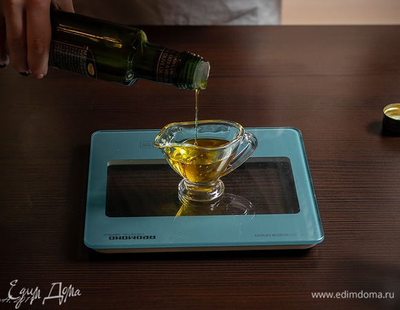 Растительного масла на одно яйцо возьмите 160 мл, а оливкового — 40 мл, иначе будет горчить. По факту может уйти не все, зависит от желаемой консистенции, главное — помнить, что пропорция оливкового к рафинированному составляет 1:4.