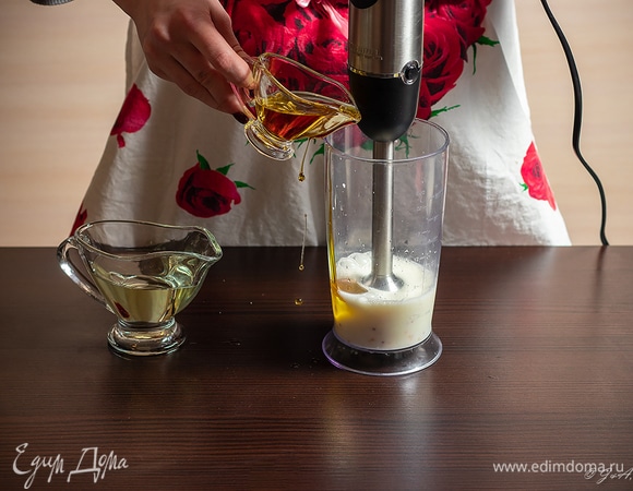 Сначала добела взбейте блендером яйцо с приправами. Постепенно подливайте по очереди масла, пока не получите нужную консистенцию. Время зависит от сноровки и мощности блендера.