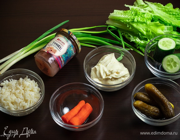 Для салата возьмем вареный рис, свежие и маринованные огурцы, филе тунца ТМ «Магуро», вареную морковку и готовый майонез. Для подачи нам также понадобятся листья салата, зеленый лук, лимон и креветки.