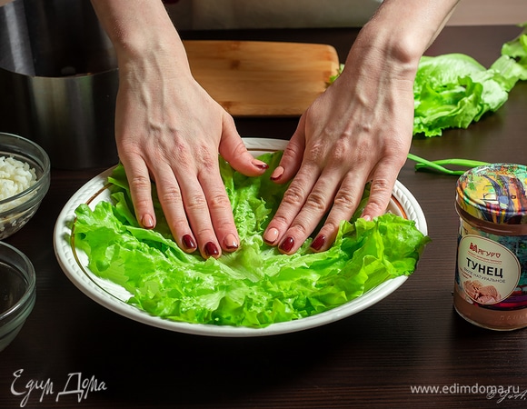 Блюдо застелите листьями салата.