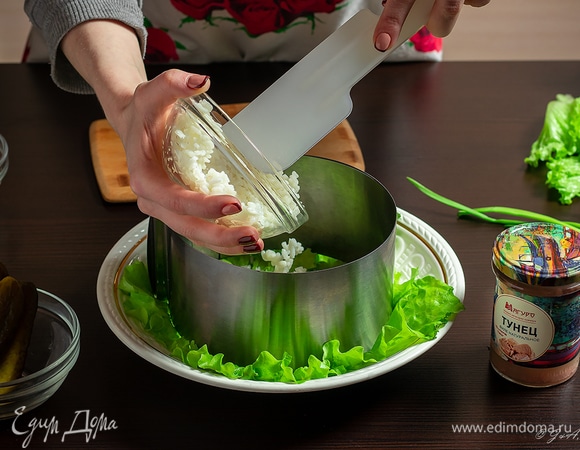 Я использую кольцо для сборки, если его нет, можно и так выкладывать. Первый слой — рис. Обильно смажьте его майонезом.