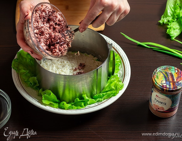 Поверх риса положите размятый тунец. У меня уже филе, но если у вас есть косточки в рыбе, удалите их.