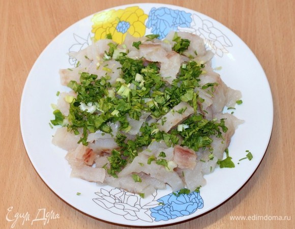 Приготовим начинку: отварим киноа по инструкции. Небольшими кусочками нарежем рыбу. Смешаем рыбу с мелкорубленой зеленью и репчатым луком.