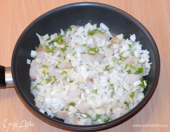 Добавим рыбную приправу, соль, перец и обжарим на растительном масле.