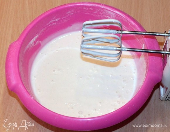 Приготовим блины. Смешиваем ингредиенты для блинов.