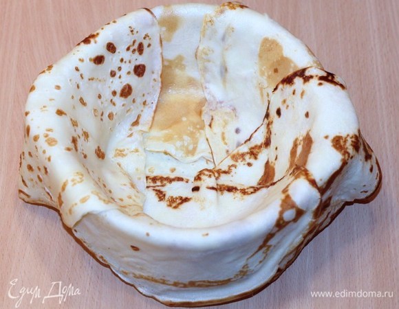 Затем 5 блинчиков выкладываем в форме цветка так, чтобы «лепестки» свисали.