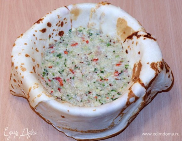 Кладем на дно рыбу и закрываем 1 блинчиком.