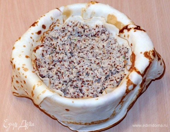 Следующий слой — киноа + 1 ч. л. топленого масла, закрываем 1 блинчиком.