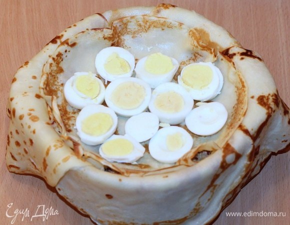 Последний слой — вареные яйца + 1 ч. л. топленого масла. Яйца можно выложить кружочками или мелко нарезать.