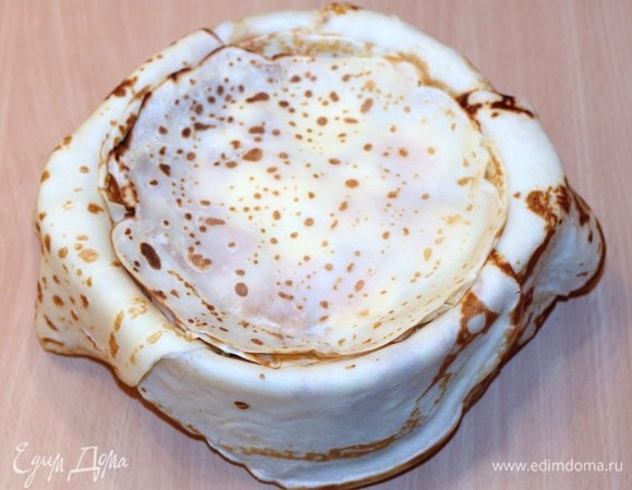 Накрываем яйца 1 блинчиком, смазываем топленым маслом.