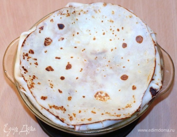 Закрываем курник лепестками блинов, по краям смазываем сметаной и укладываем последний блин.