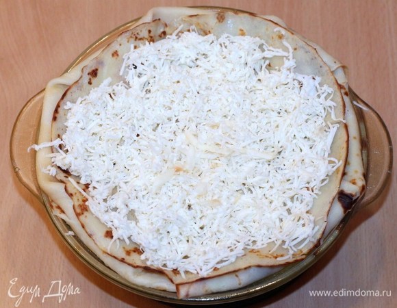 Посыпаем курник сверху тертым сыром и ставим в духовку на 20–30 минут при 180°C. Когда сыр полностью расплавится, курник готов!