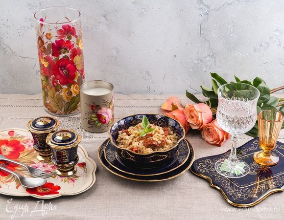 Украсьте стол льняным столешником «Крестецкая строчка». Подавайте перлотто в уникальной  посуде «Гжельского фарфорового завода», выполненной в технике «глухого кобальта с золотом». Гармонично дополнят сервировку бокалы от «Гусевского Хрустального завода им. Мальцова», поднос, свеча и ваза от «Жостовской фабрики декоративной росписи». Приятного аппетита!