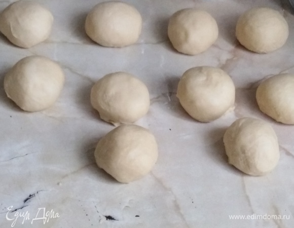 Из подошедшего теста сделать заготовки размером с куриное яйцо. Дать отдохнуть в течение 5 минут.