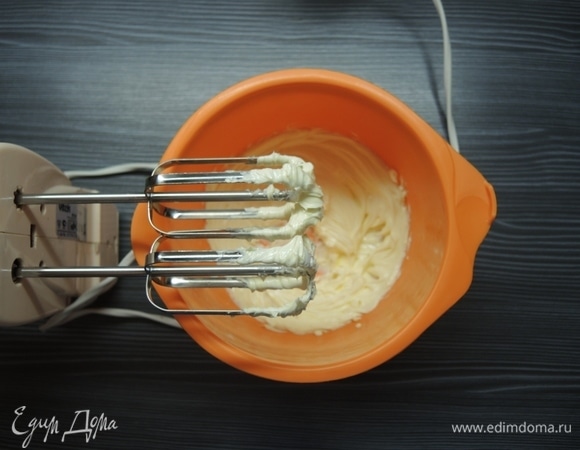 Взбить размягченное сливочное масло до осветления.