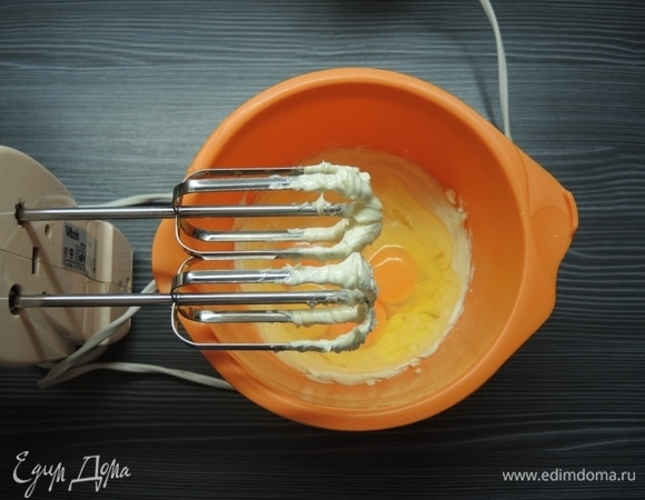 Добавить яйца комнатной температуры и снова взбить.