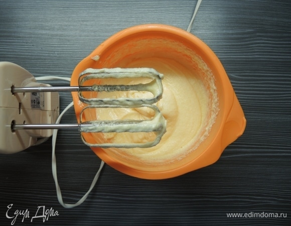 Добавляем сахар, взбиваем до однородности.