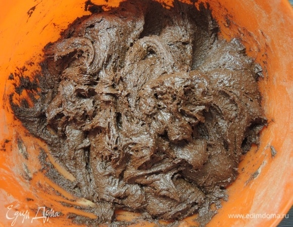 Объединяем обе массы. Перемешиваем до однородности.