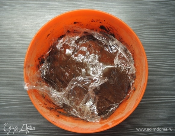 Накрываем пленкой и убираем в холодильник на 1 час.