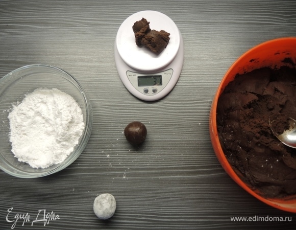 Из теста формируем шарики по 30–40 г. Обваливаем в сахарной пудре.