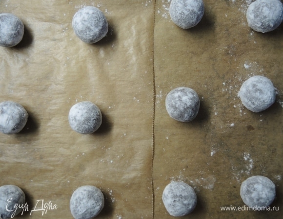 Выкладываем на противень на расстоянии друг от друга. И ставим в разогретую до 180°C духовку на 13–15 минут.