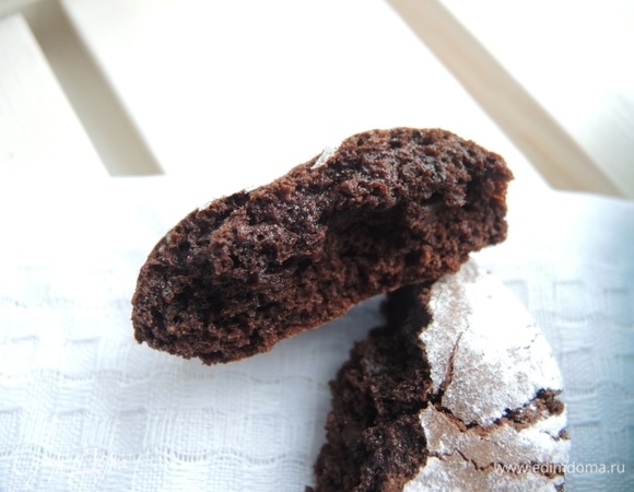 Готовые печенья будут казаться сырыми и влажными внутри. Даем слегка остыть печенью прямо на противне и лишь затем снимаем. Приятного аппетита!