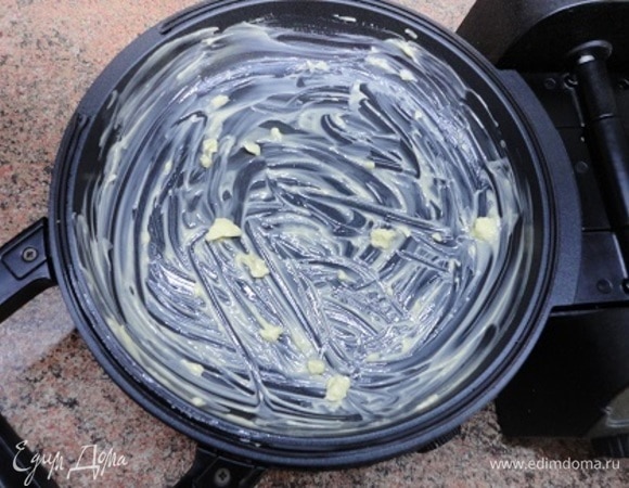 Глубокую сковороду тортильницы хорошо смазать сливочным маслом (обязательно, несмотря на то, что она с антипригарным покрытием). Остальное масло растопите в микроволновке.