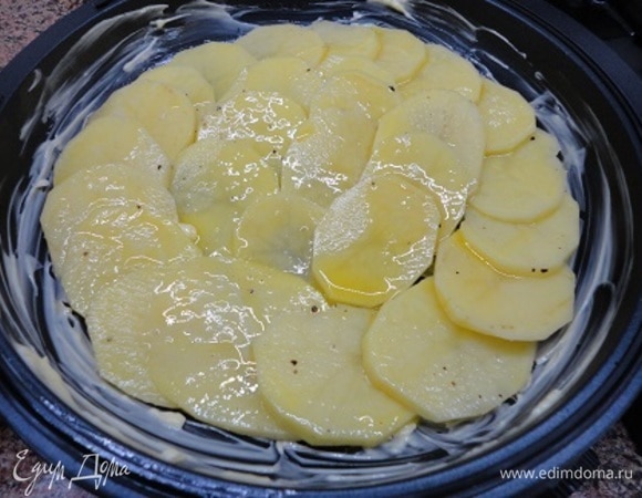 Уложить картофель, нарезанный кольцами, «чешуйкой», поливая каждый слой растопленным сливочным маслом. У меня весь картофель не поместился в тортильницу, поэтому и сливочное масло осталось.