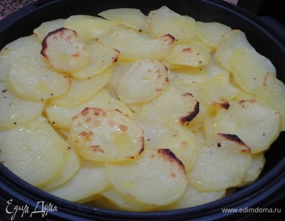 Запекаем 20 минут на режиме 3. Когда я готовила в первый раз, то не переворачивала картофель.