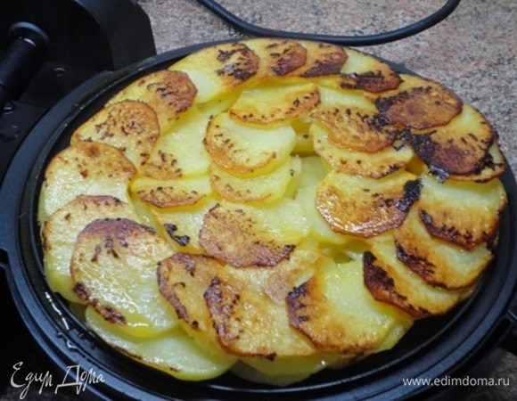 В следующий раз я перевернула картофель на верхнюю сковороду. Но на блюдо целиком выложить не получилось. Поэтому в тортильнице, вероятно, и не стоит его переворачивать, так как картофель одновременно подрумянивается и снизу, и сверху.