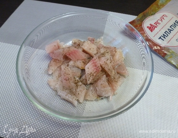 Филе тилапии ТМ «Магуро» идеально подходит для этого салата — оно без костей, мясо не имеет ярко выраженного рыбного запаха. Нужно просто разморозить филе и нарезать небольшими кусочками. Посолить и поперчить.