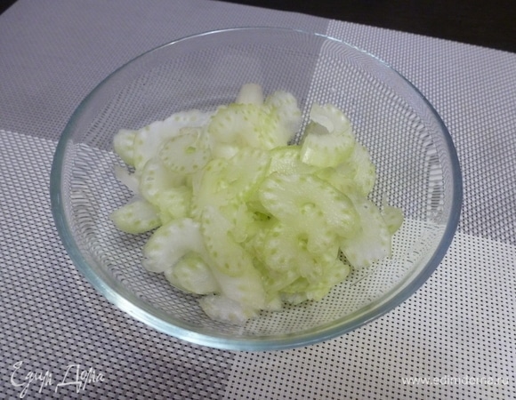 Сельдерей тонко нарезать поперек черешка.