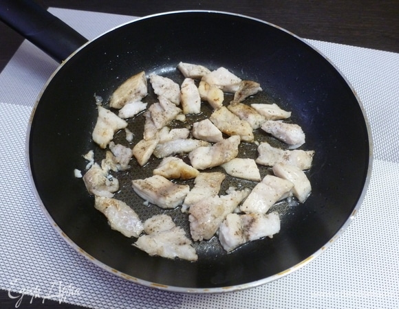 На разогретой сковороде с маслом поджарить кусочки тилапии. Не стоит сильно зажаривать, пусть будут сочными. Оставить остыть.