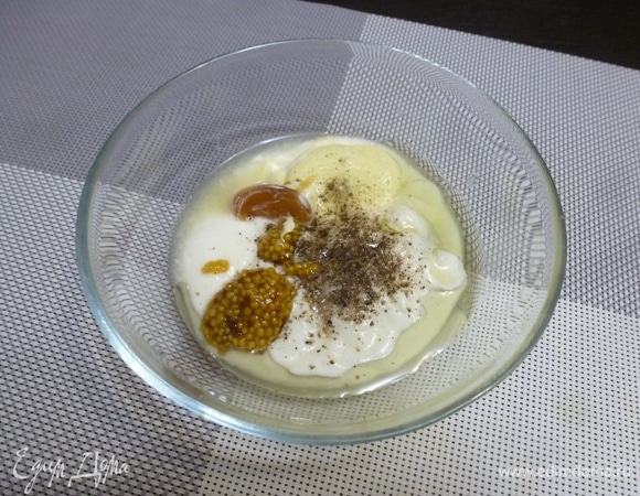 Все соединить в миске, посолить и поперчить по вкусу, тщательно перемешать.