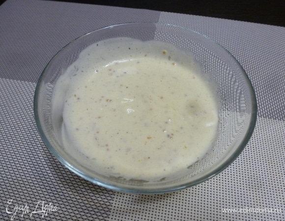 Вот такая получается заправка. Скажу вам по секрету: она подойдет и для салата из курицы.